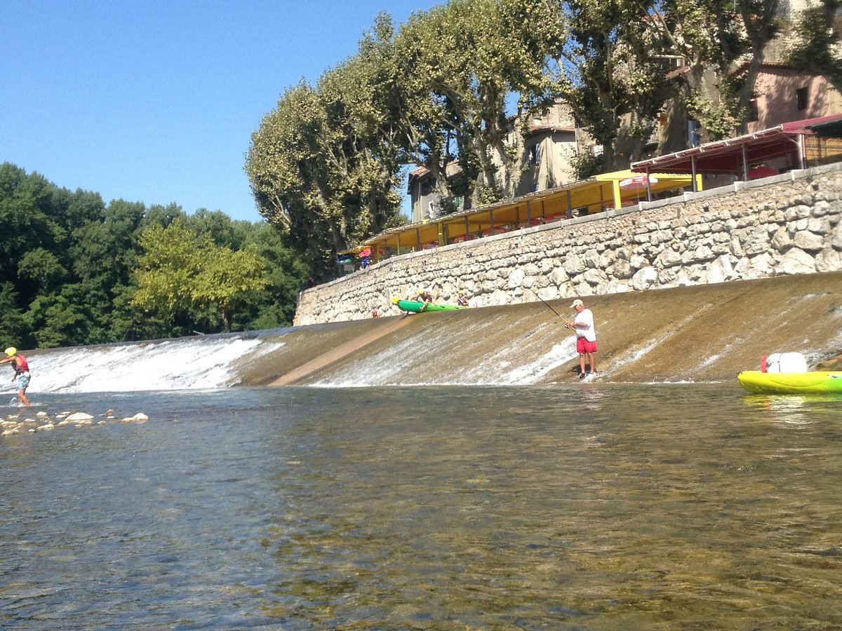 Canoës au pied du déversoir de l'Hérault, sous la terrasse de la base
