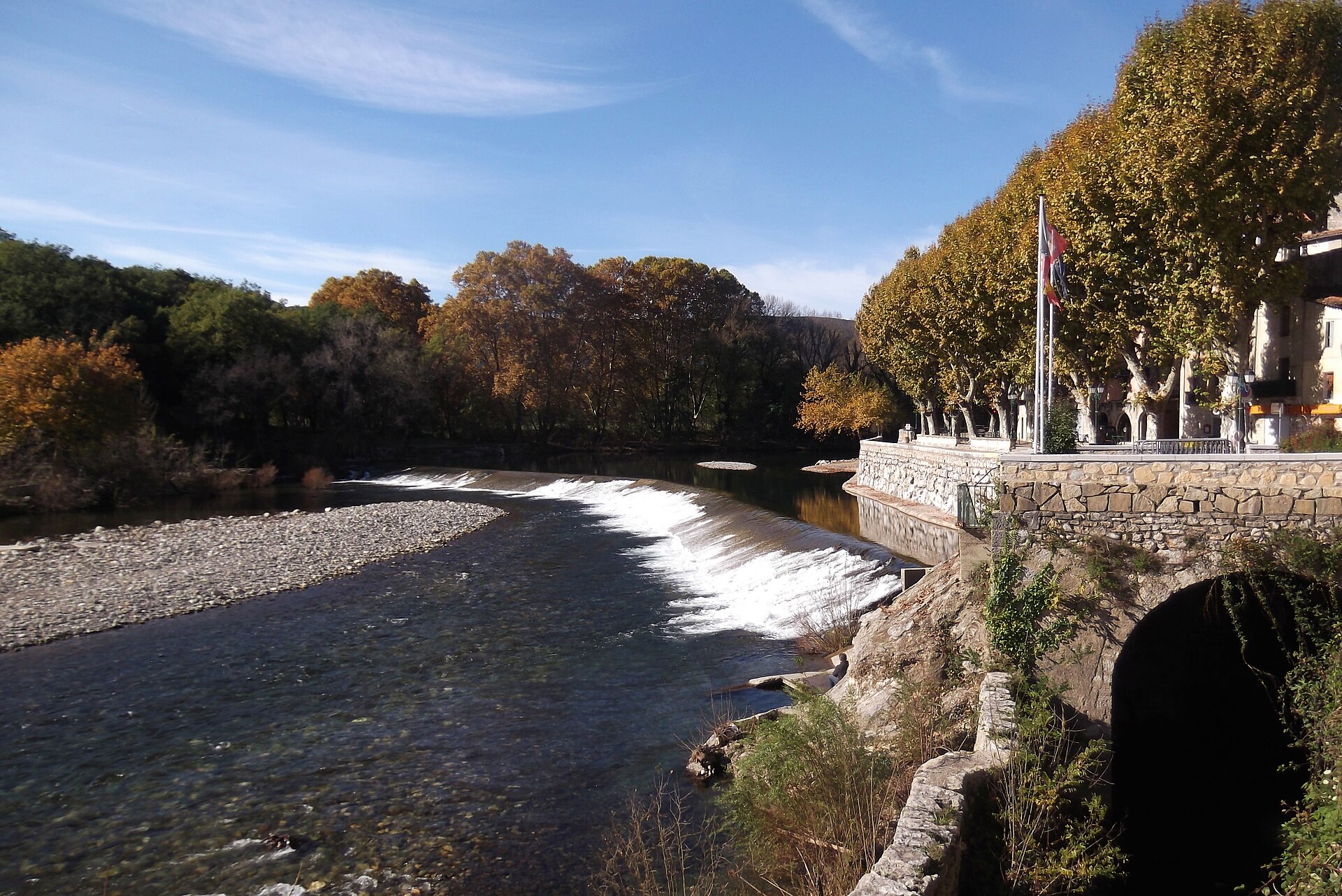 L'Hérault et son déversoir au pied du village de Laroque