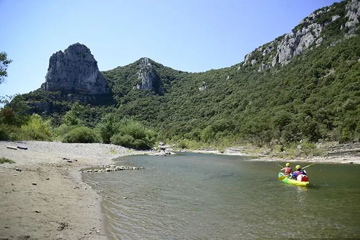 Canoë descendant l'Hérault au pied des reliefs boisés