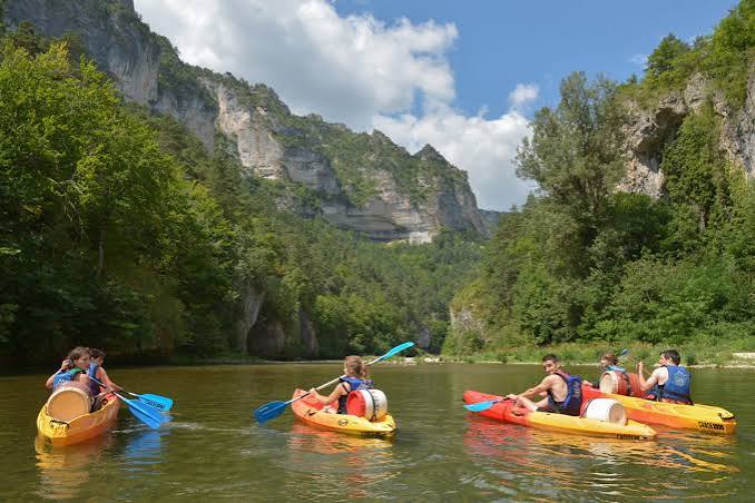 Canoës descendant la rivière entre les falaises calcaires