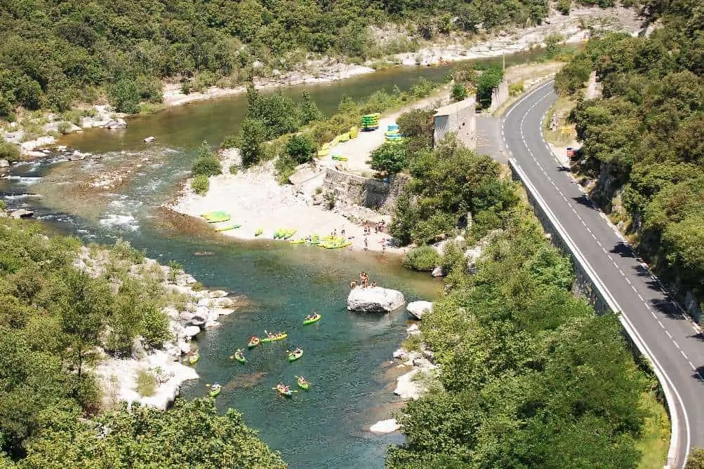 Vue aérienne des gorges de l'Hérault avec des canoës sur l'eau turquoise