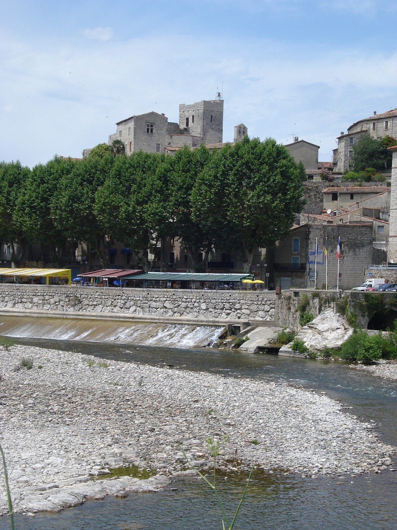 Le village de Laroque et son château vus depuis l'Hérault